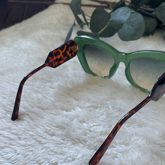Chic Green and Black Sunglasses by [Brand] - Picture 4 of 10
